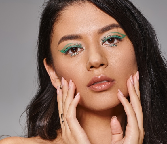 Persona usando maquillaje de Kimchic Chic